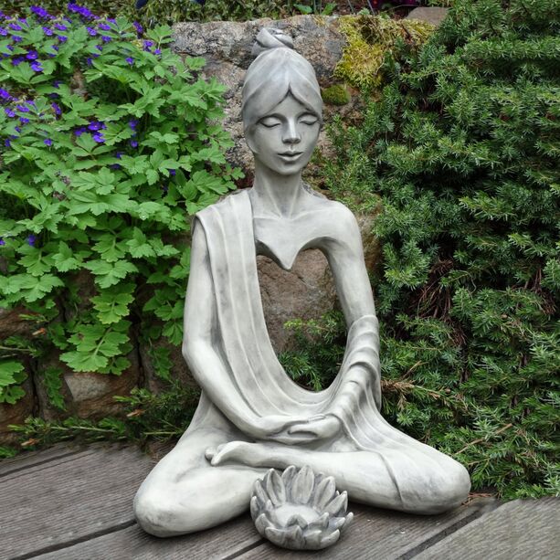 Meditierende Gartenskulptur aus Steinguss in Herzchakra Haltung - Adriana
