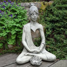 Meditierende Gartenskulptur aus Steinguss in Herzchakra...