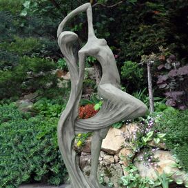 Moderne Gartenskulptur aus Steinguss - tanzende Frauen...