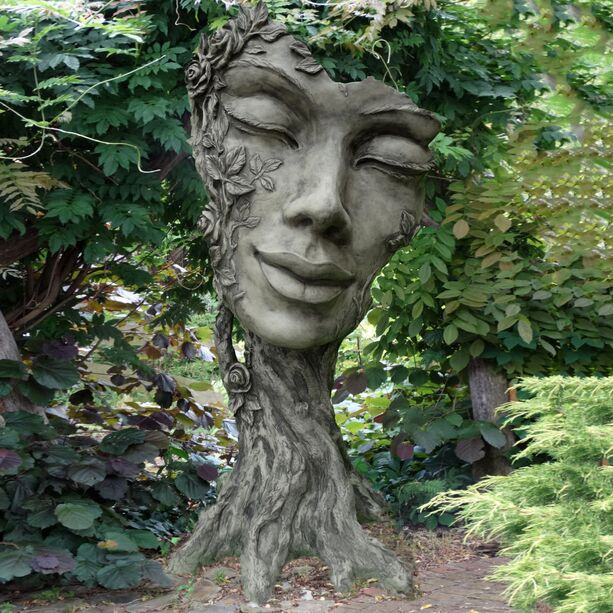 Mystisches Gesicht auf Baumstamm - eingewachsene Steinguss-Skulptur - Clarice
