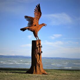 Majesttischer Adler auf Baumstamm - Metall - Lutz