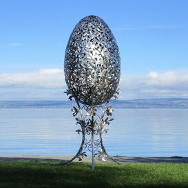 Kunstvolle Ei Gartenplastik mit Gestell - Metall - Iqanda