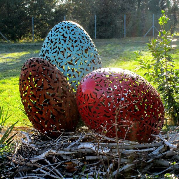 Metallisches Eiernest mit floralen Ornamenten  - Tojas