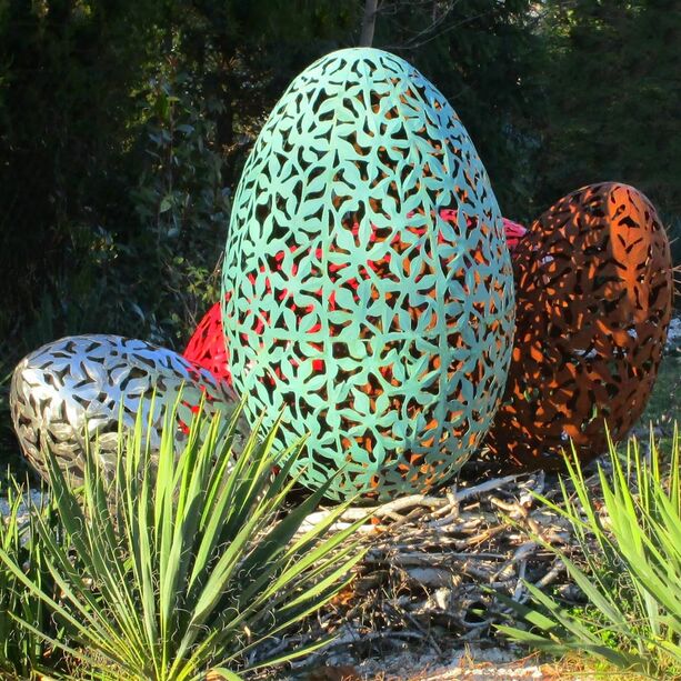 Metallisches Eiernest mit floralen Ornamenten  - Tojas