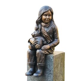 Sitzendes M�dchen aus Bronze mit Teddy - M�dchen mit Teddy