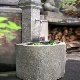Edler Standbrunnen aus Naturstein mit Pumpe - Diona