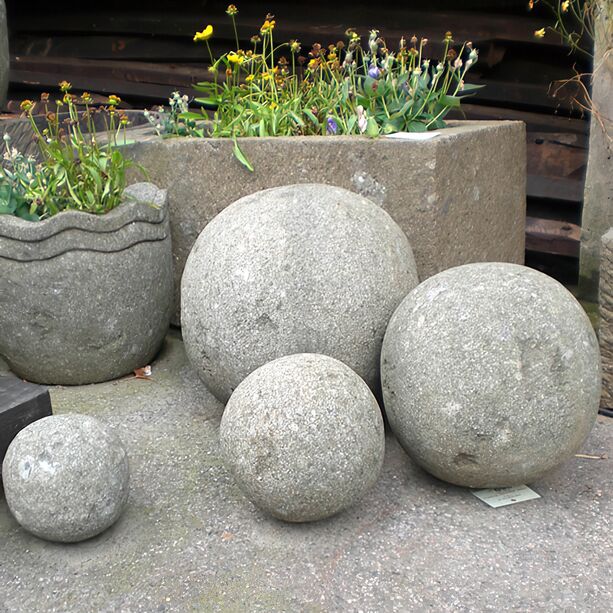 Garten Steinkugel aus Basanit - Tatonga / 15cm