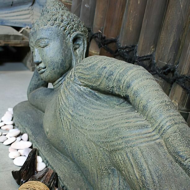 Wunderschöne liegende Buddhafigur aus Stein - Sujata