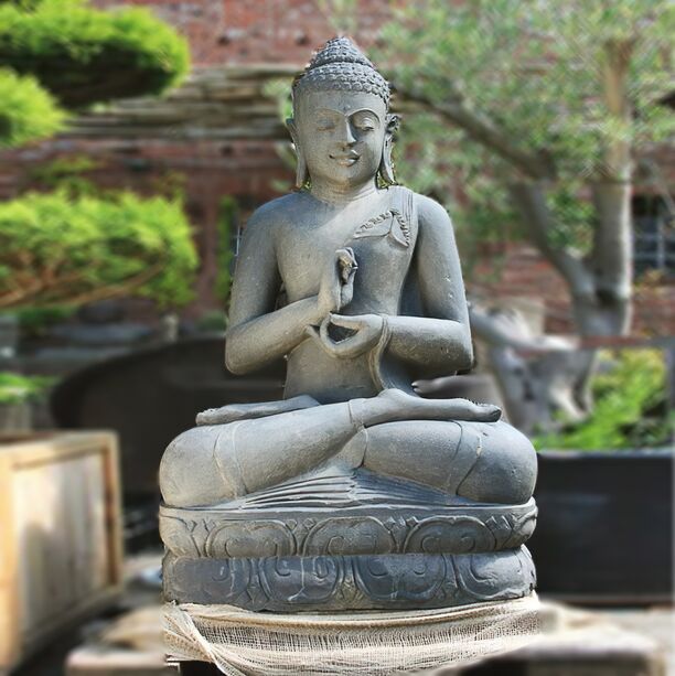 Klassische Buddha Gartenfigur aus Naturstein - Bingchu