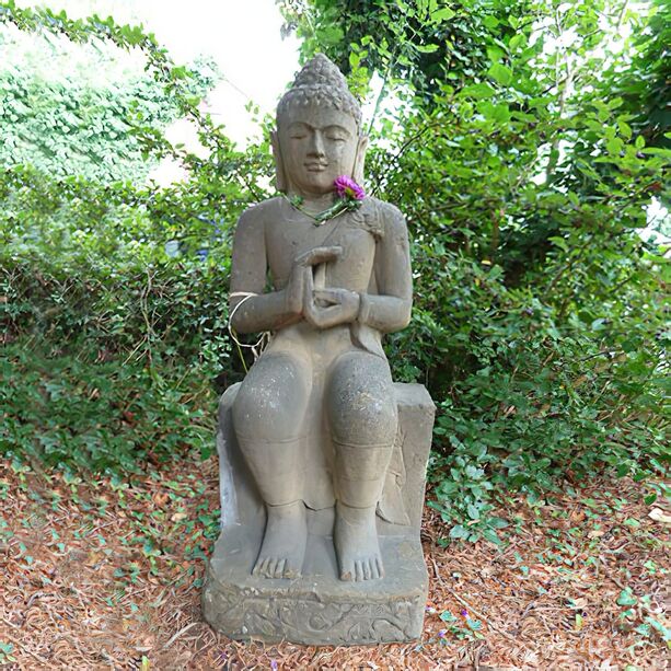 Sitzende Buddha Steinfigur aus Naturstein für den Garten