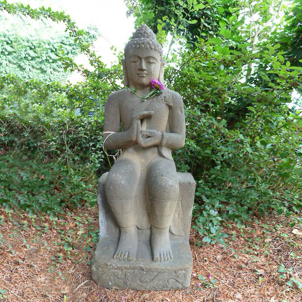 Sitzende Buddha Steinfigur aus Naturstein für den Garten