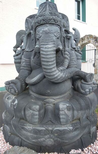 Ganesha Garten Skulptur als Steinmetzarbeit - Guandi / 115x85x70cm (HxBxT)